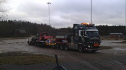 Maskinen lastad på trailer för transport till Hestrastugan