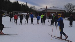 Jan instruerar deltagarna i skidteknikkursen den 5 januari